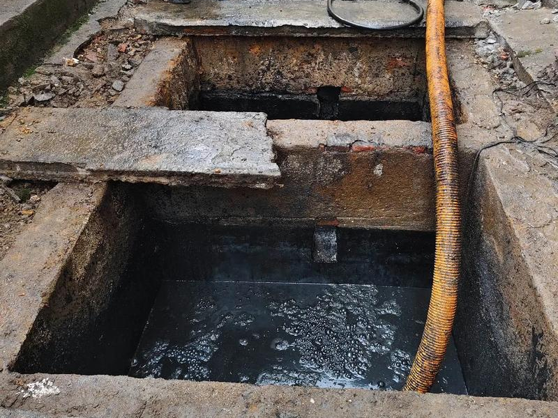 五福家园清理化粪池